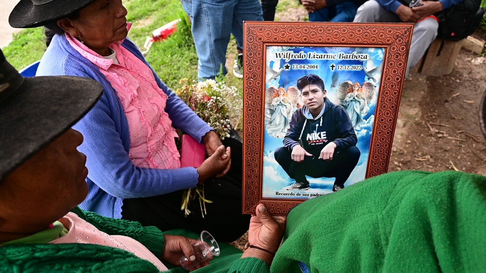 Isidora Rojas sostiene una foto de su hijo Wilfredo Lizarme, asesinado en Andahuaylas el 12 de diciembre de 2022